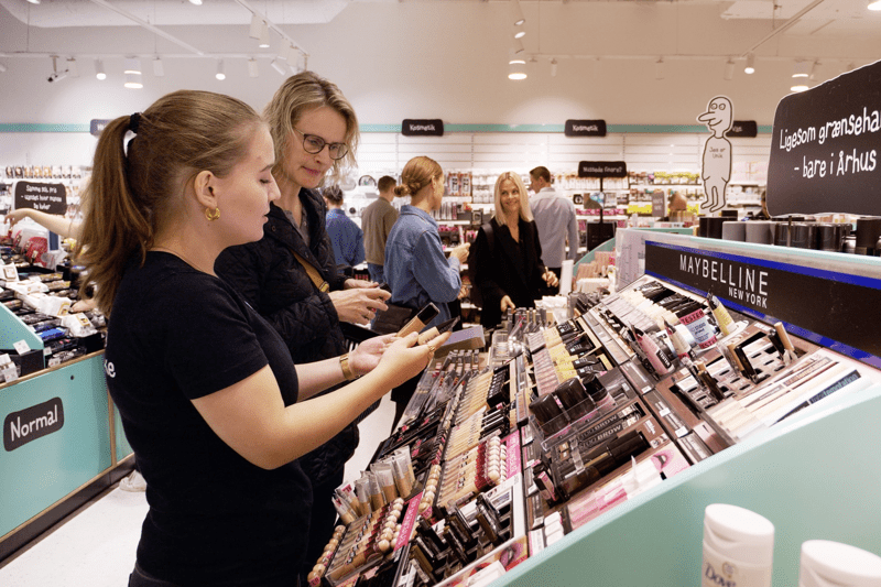 Myyjä meikki-osastolle Jyväskylän Keljonkeskukseen image