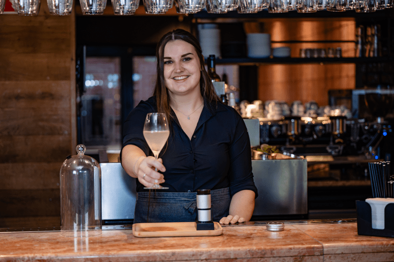 Ervaren medewerker bediening, bar medewerker image