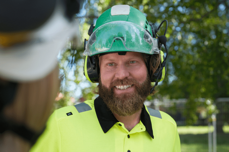 Träarbetare med yrkesbevis image