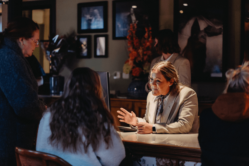 Meeting & Event host & receptionist 100% image