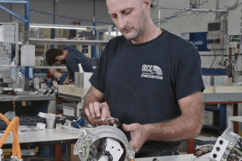Operaio montatore metalmeccanico image