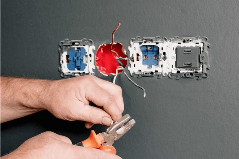 Electrician with DSB image
