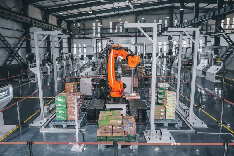 Industrimedarbetare till kund i Halmstad image