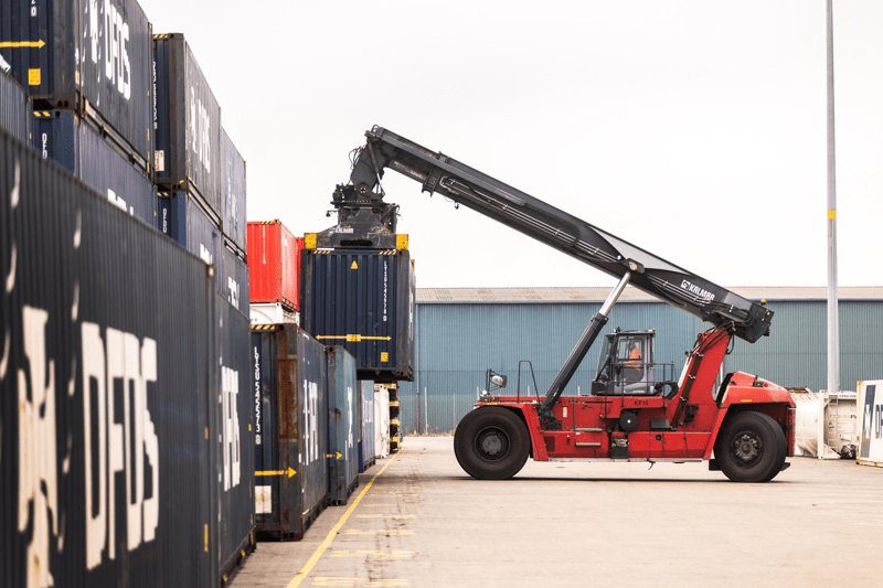 Reachstackerförare sökes till växande uppdrag i hamnområdet! image