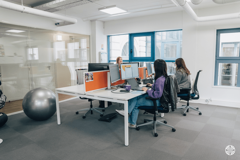 Responsable d'applications CRM et centre de contacts image