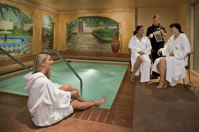 Women's Spa Attendant - Hollywood image