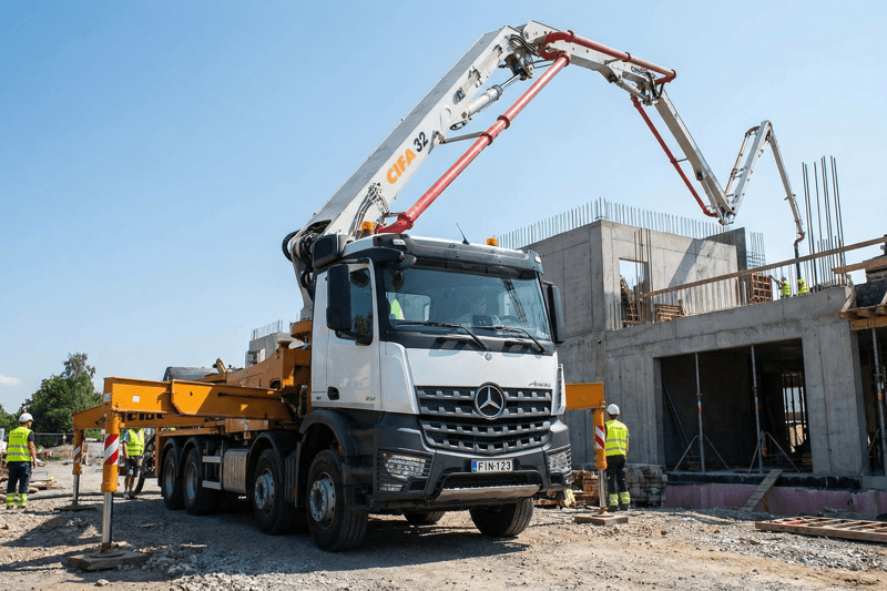 Betonipumppuauton kuljettaja, Kuljetus Taattola Oy image