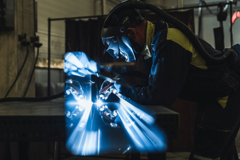 Metallialan ammattilainen, Tenimet image