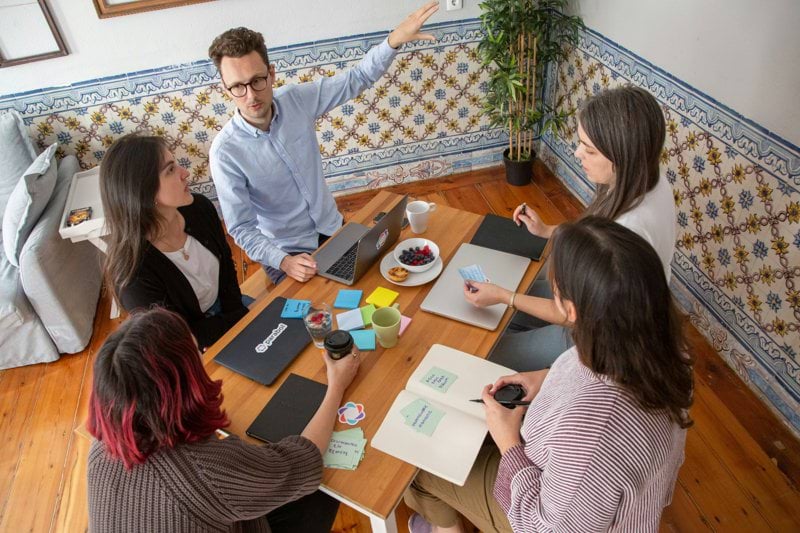 Scrum Meister – Agiler Taktgeber für die Bahnindustrie image