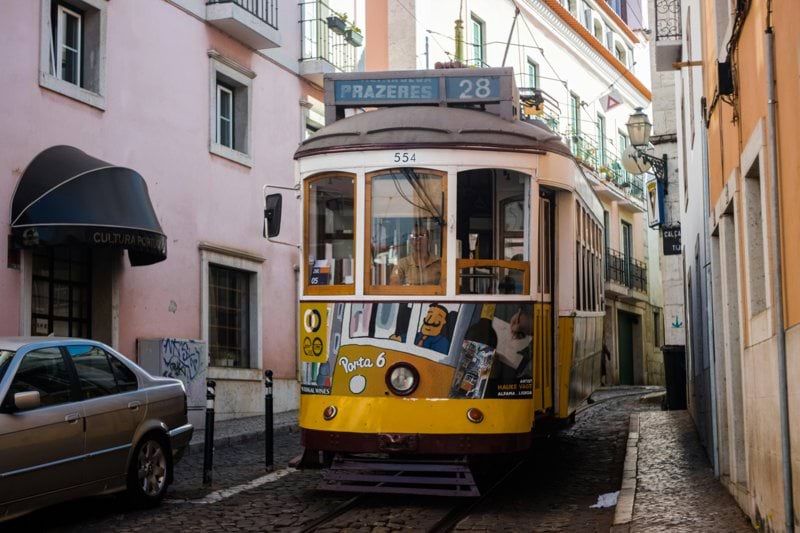 Spanish Customer Service Agent in Lisbon image
