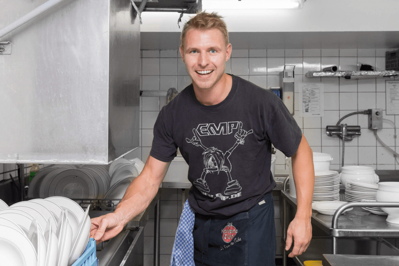 Service- und Küchenhilfe in den Alpen bei Frosch Sportreisen image