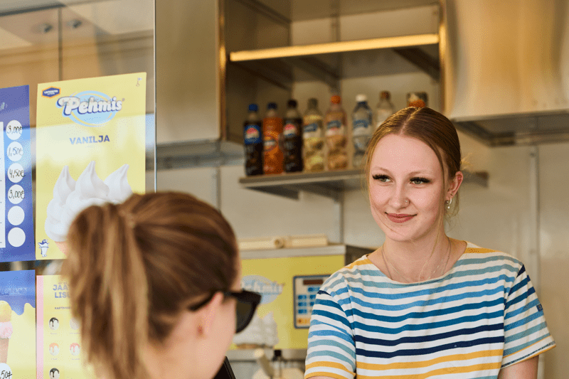 Kioskimyyjä Jäätelökioski Götterölle image