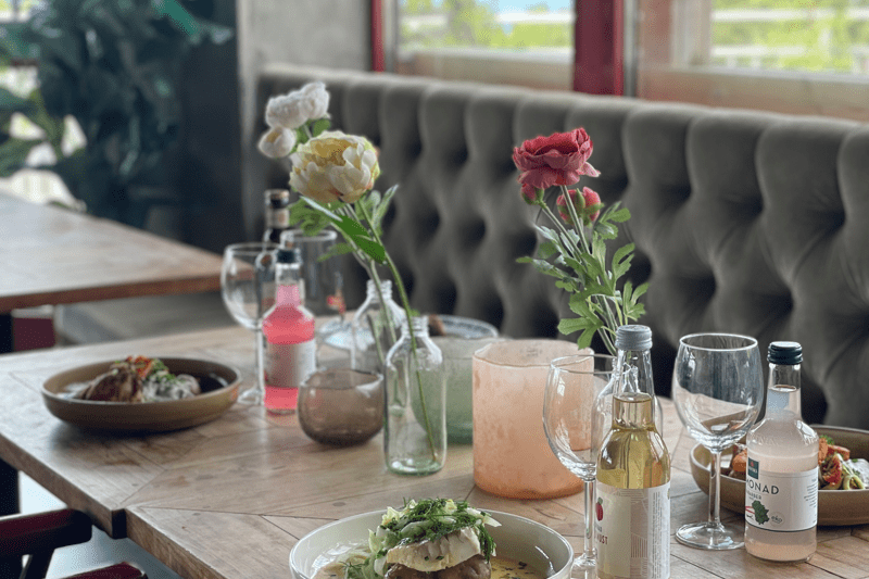 Sprudlande glad servicepersonal! image