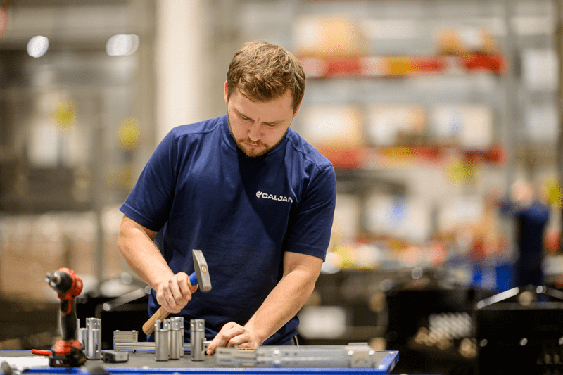 MONTĀŽAS DARBINIEKS/-CE image