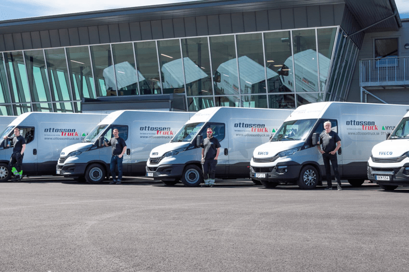 Servicetekniker med fokus på truckar image