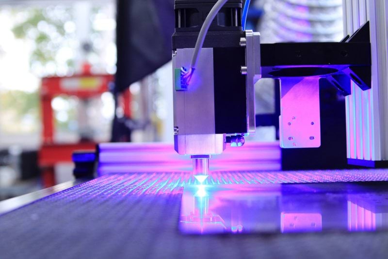 Metallityöntekijä laserleikattujen osien esikäsittelyyn image
