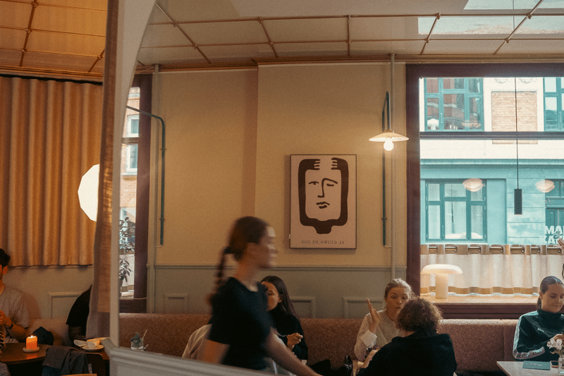 Tjener og barista image