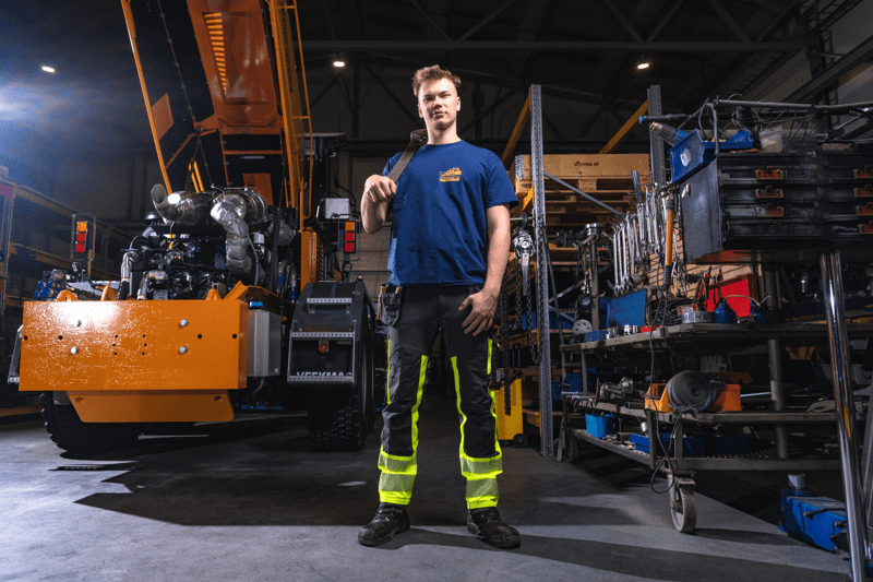 Raskaankaluston asentaja, Veekmas Oy image