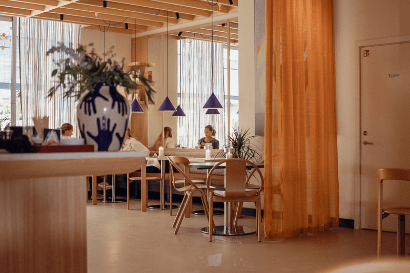 Tjener og barista image
