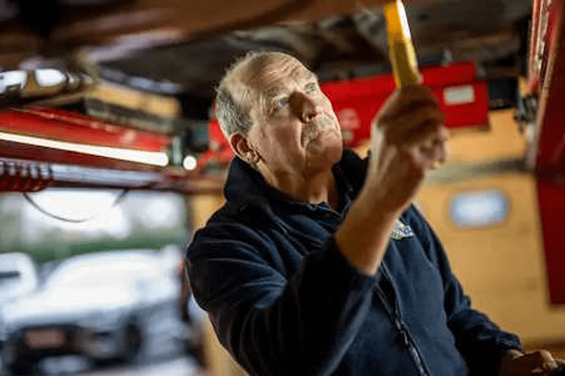 Technieker voor inbouw van lesvoertuigen image