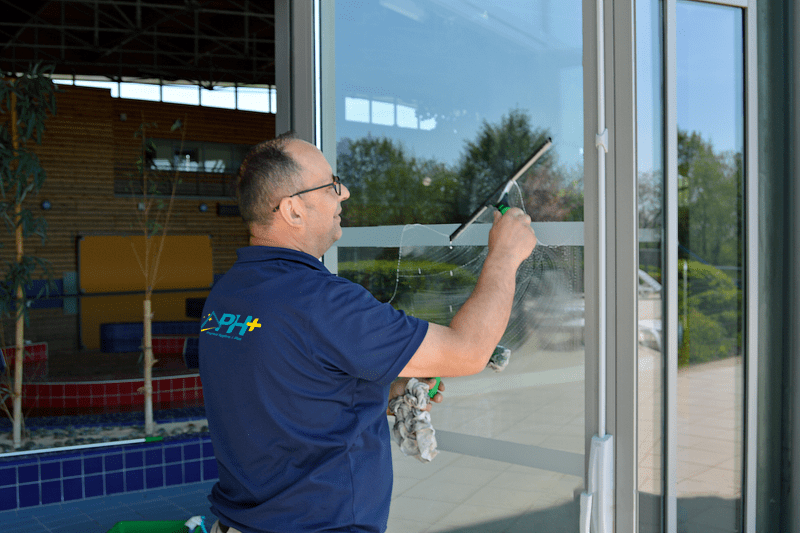 Agent d’entretien polyvalent – Vitrerie & remise en état H/F image