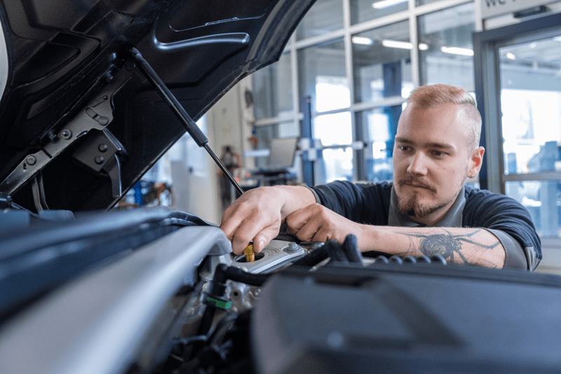 Kuorma-automekaanikko / Lastbilsmekaniker image