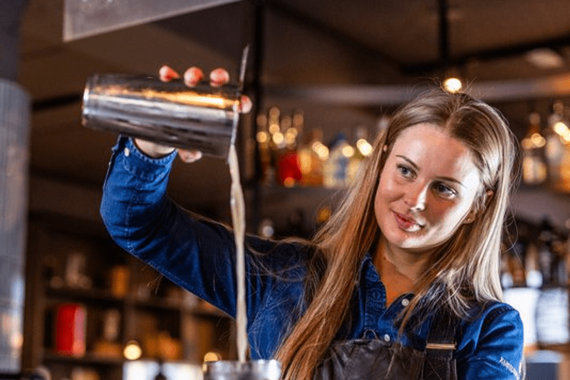Bartender til VAERFT Cocktailbar på Pier 5 Hotel image