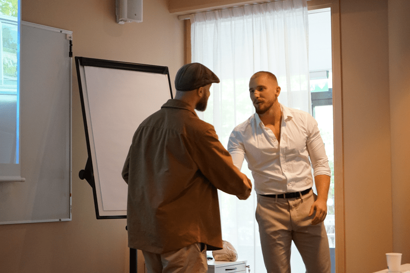 Jobba som Mötesbokare på fält image