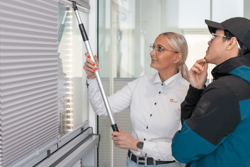 Myyntiyrittäjiä, Visor image