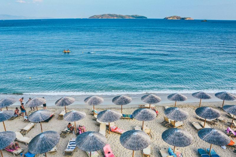 Radnik na održavanju plaže, Zrće, Hrvatska image