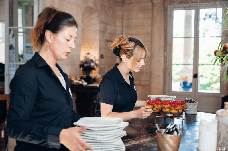 Hôte de table - Serveur - Serveuse - H/F/NB image