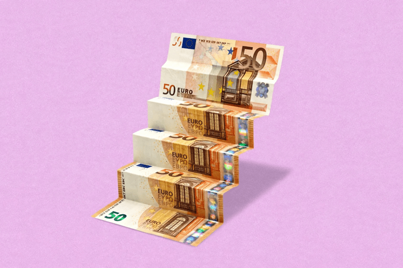 Een visuele weergave van het startsalaris hbo 2026, uitgebeeld door vier gevouwen 50-eurobiljetten die als een trap omhoog staan op een lila achtergrond.
