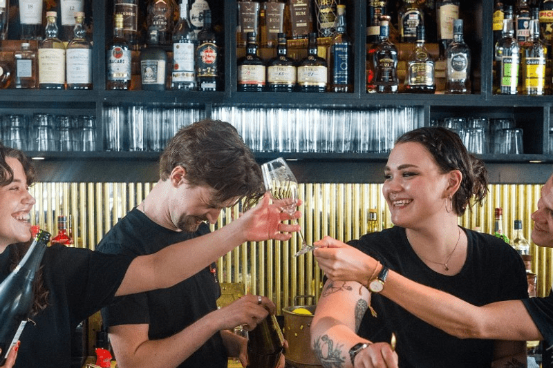 Erfaren bartender för extrajobb på helger image