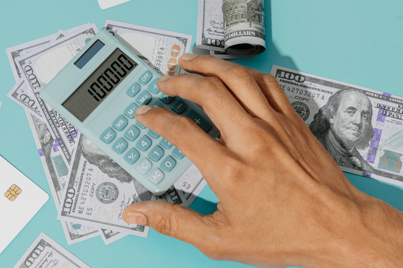 Recruiter die transparante salarisrange bespreekt met starter, voorbeeld van loontransparantie bij vacatures in Nederland.