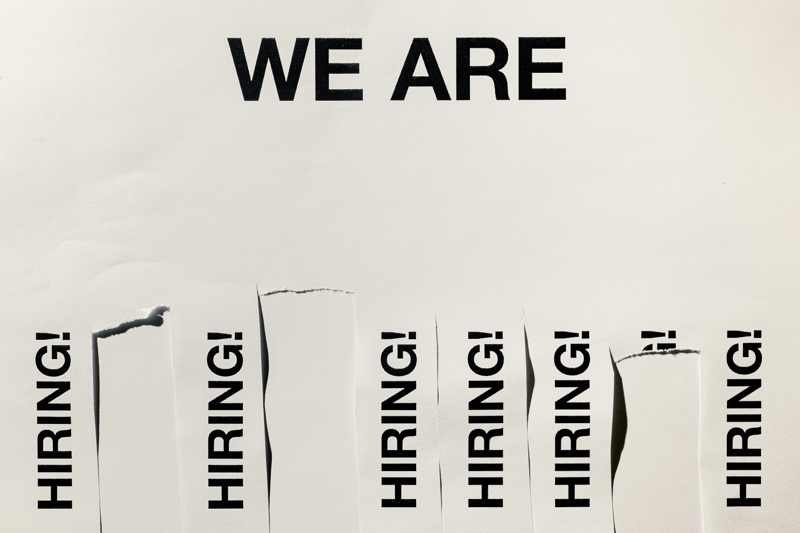 professional controleert motivatiebrief op laptop tijdens sollicitatie