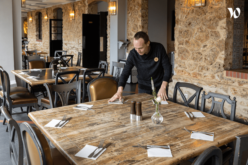EXTRA- Hôte de table - Serveur - Serveuse - (F/H/NB) image