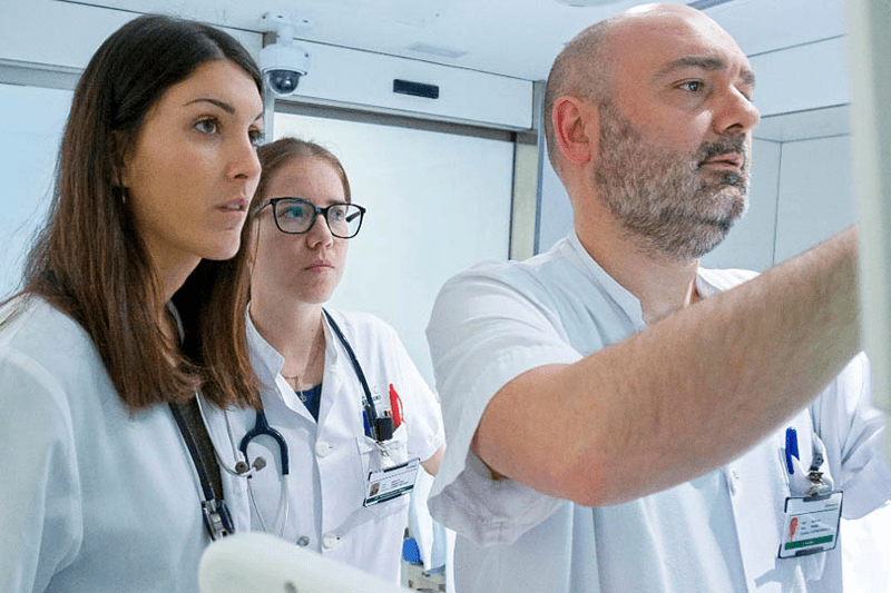 Enfermero/a Diálisis - Barcelona - Aprendizaje y Trabajo en Equipo   image