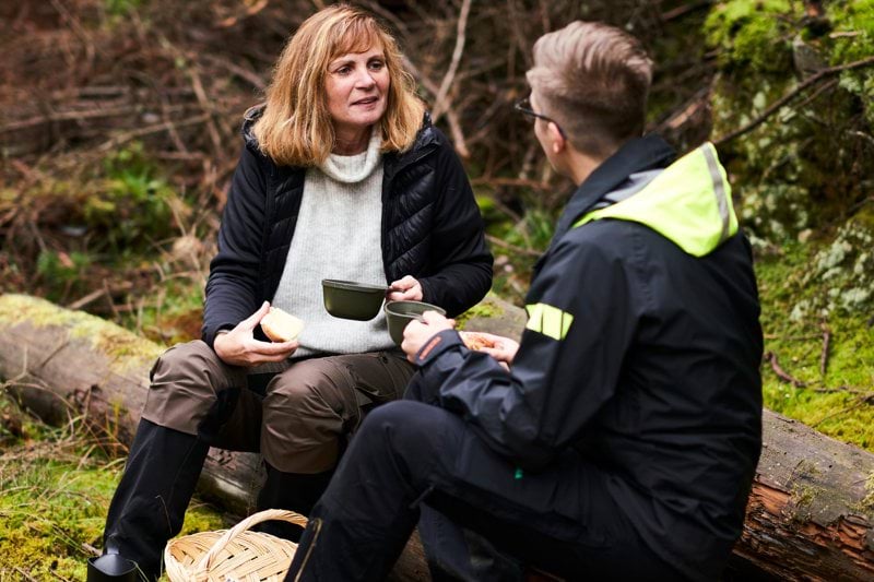 Skogsinspektor med fokus på skogsvård och produktionsledning image