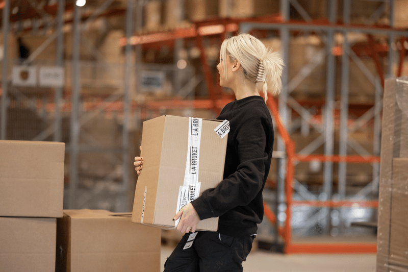 Lagerarbetare dagtid till modern logistikverksamhet i Viared image