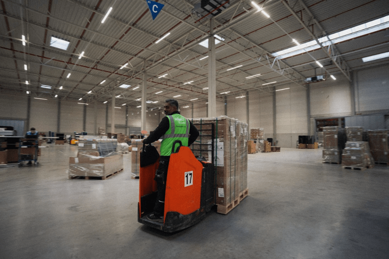 Logistikmitarbeiter (m/w/d) Bestandskontrolle & Warensteuerung image