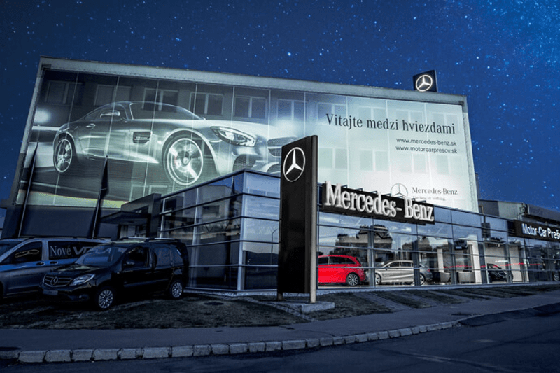 Technik skladu náhradných dielov Mercedes-Benz image