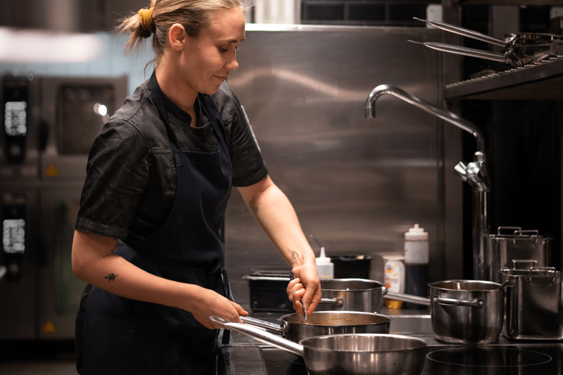 Kock på Stadens hotell och Brasserie Absint image