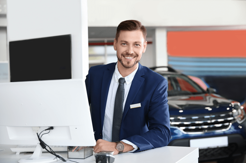 مسؤول مبيعات في مجال السيارات image