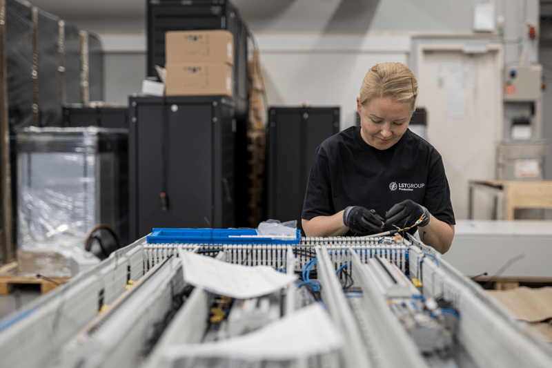 Sähkö- ja mekaniikka-asentajia keskusvalmistukseen image