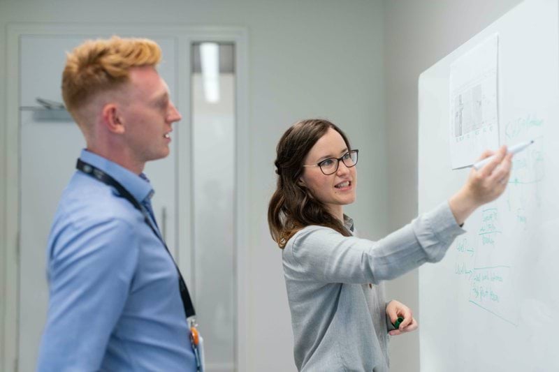 IT-tekniker med erfarenhet av DevOps image