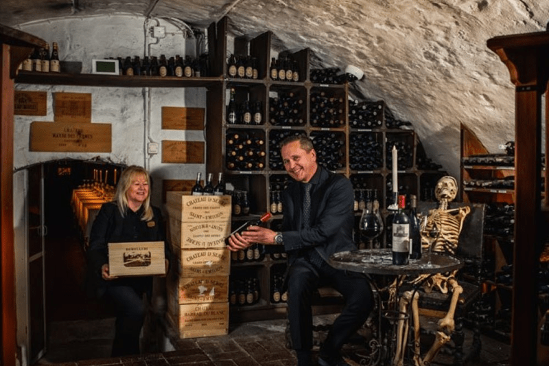 Hovmästare med vinkunskap till Vadstena Klosterhotel image
