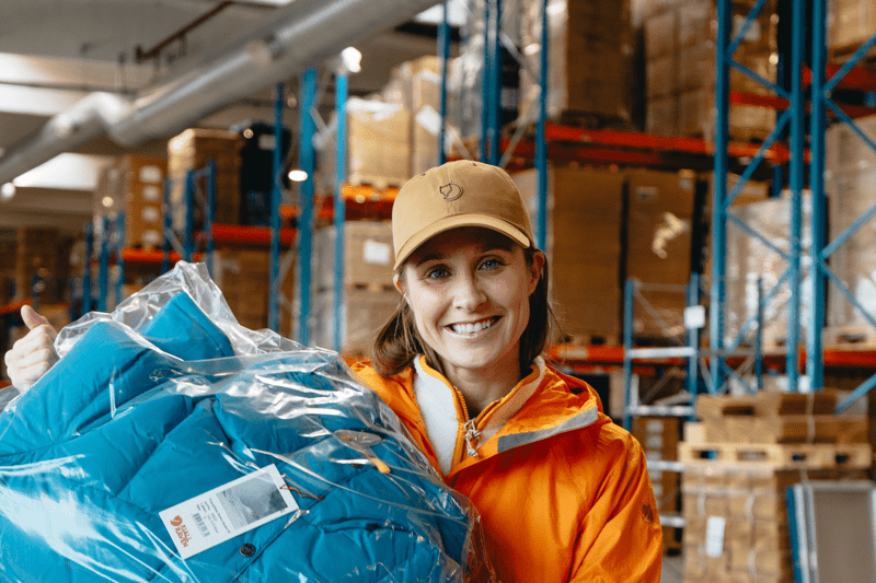 Lagermedarbeider i sesong image