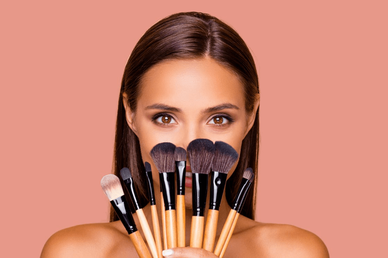 Conseiller(ère) de vente en maquillage image