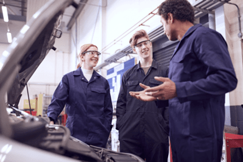 Chef d'équipe carrosserie / Carrossier-Peintre (H/F) image