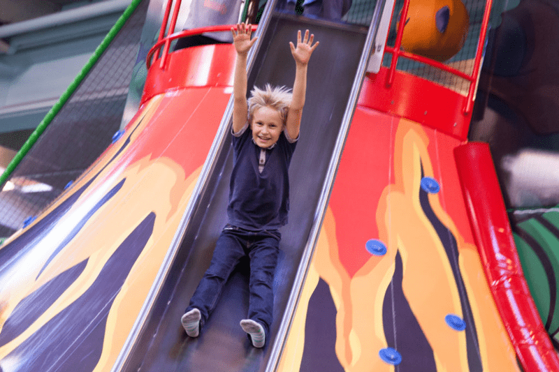 1. assistent til Dinos Legeland i Ørestaden image